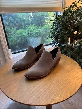 Women’s Vero Cuero Taupe Leather Slip-On Loafers